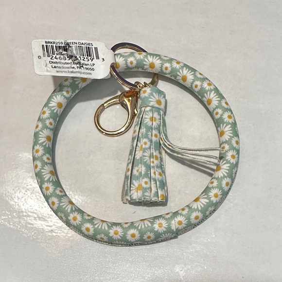 Green Daisies Flowers White & Green Floral Keychain Bracelet with Tassel NWT - Picture 1 of 6